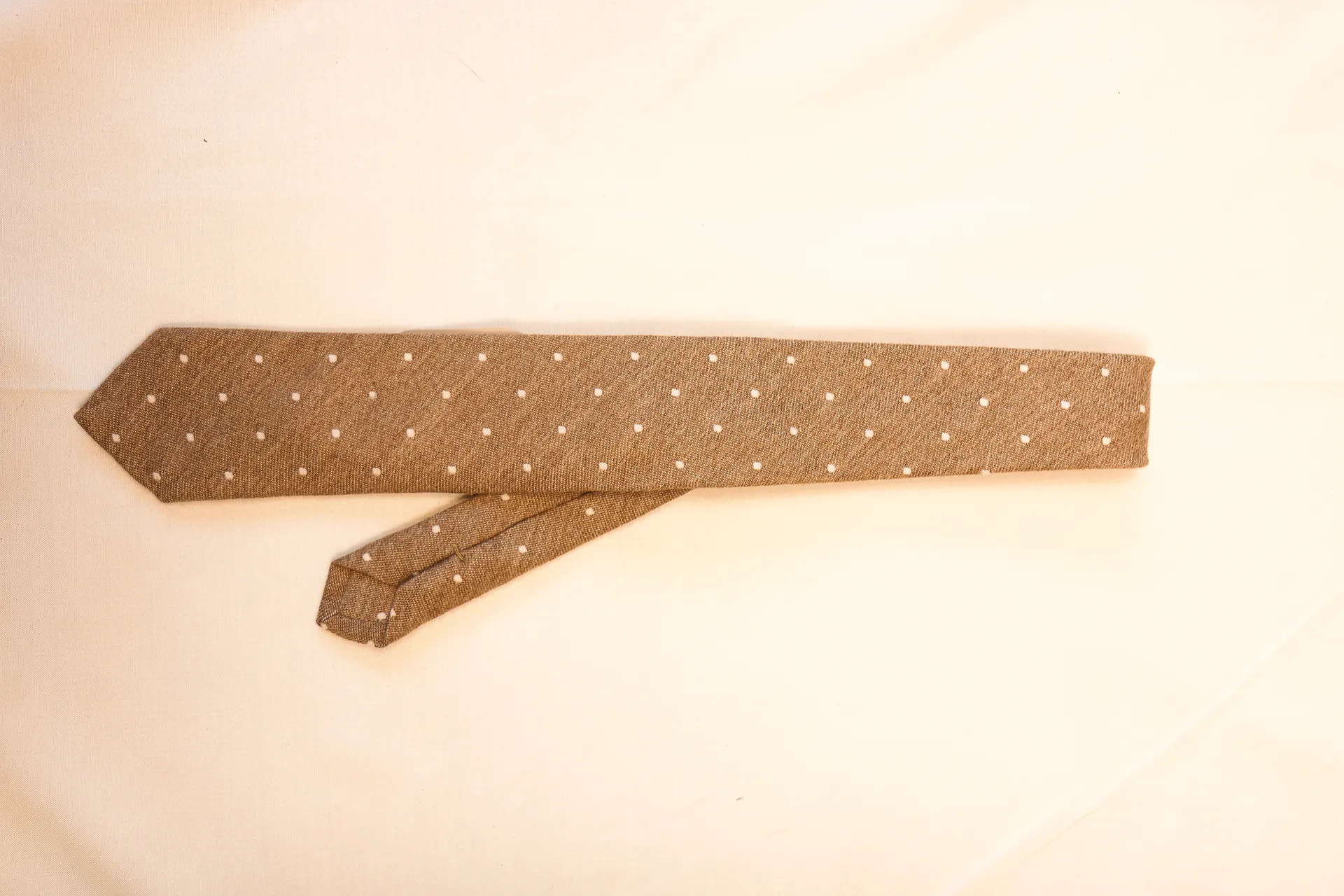 Tie 70% Cashmere 20% Wool 10% Silk Beige and White Dots self Tip