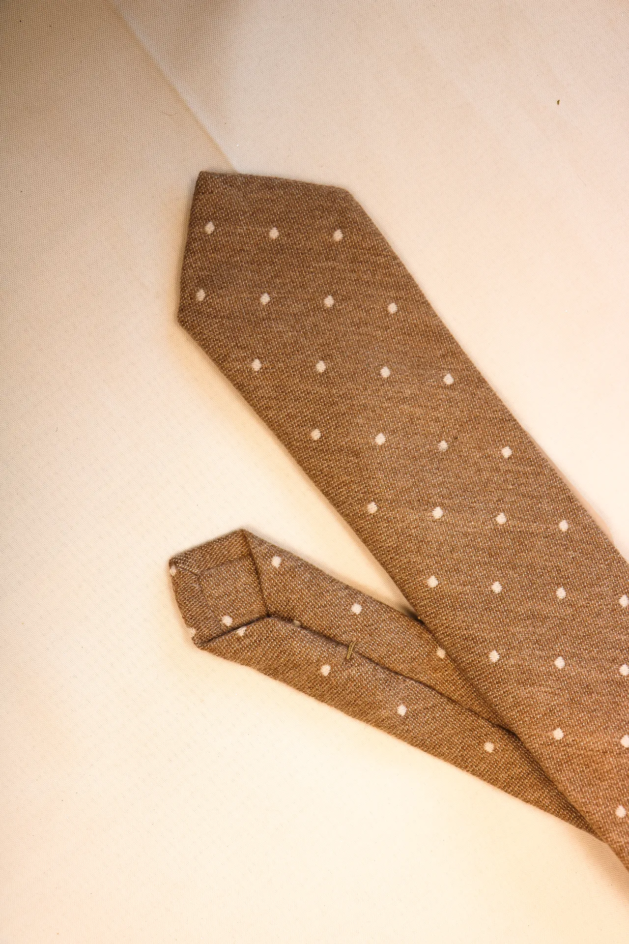 Tie 70% Cashmere 20% Wool 10% Silk Beige and White Dots self Tip