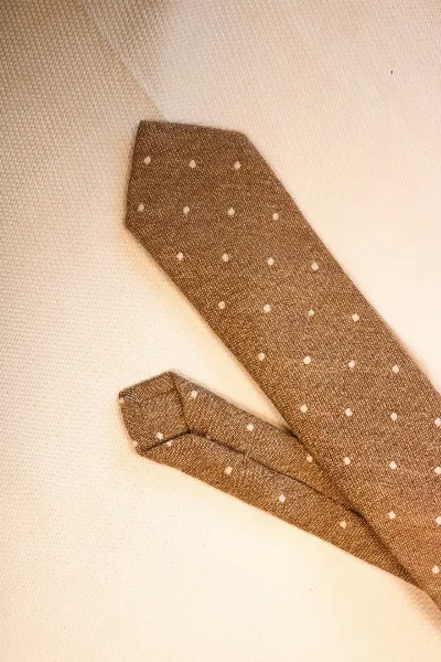 Tie 70% Cashmere 20% Wool 10% Silk Beige and White Dots self Tip
